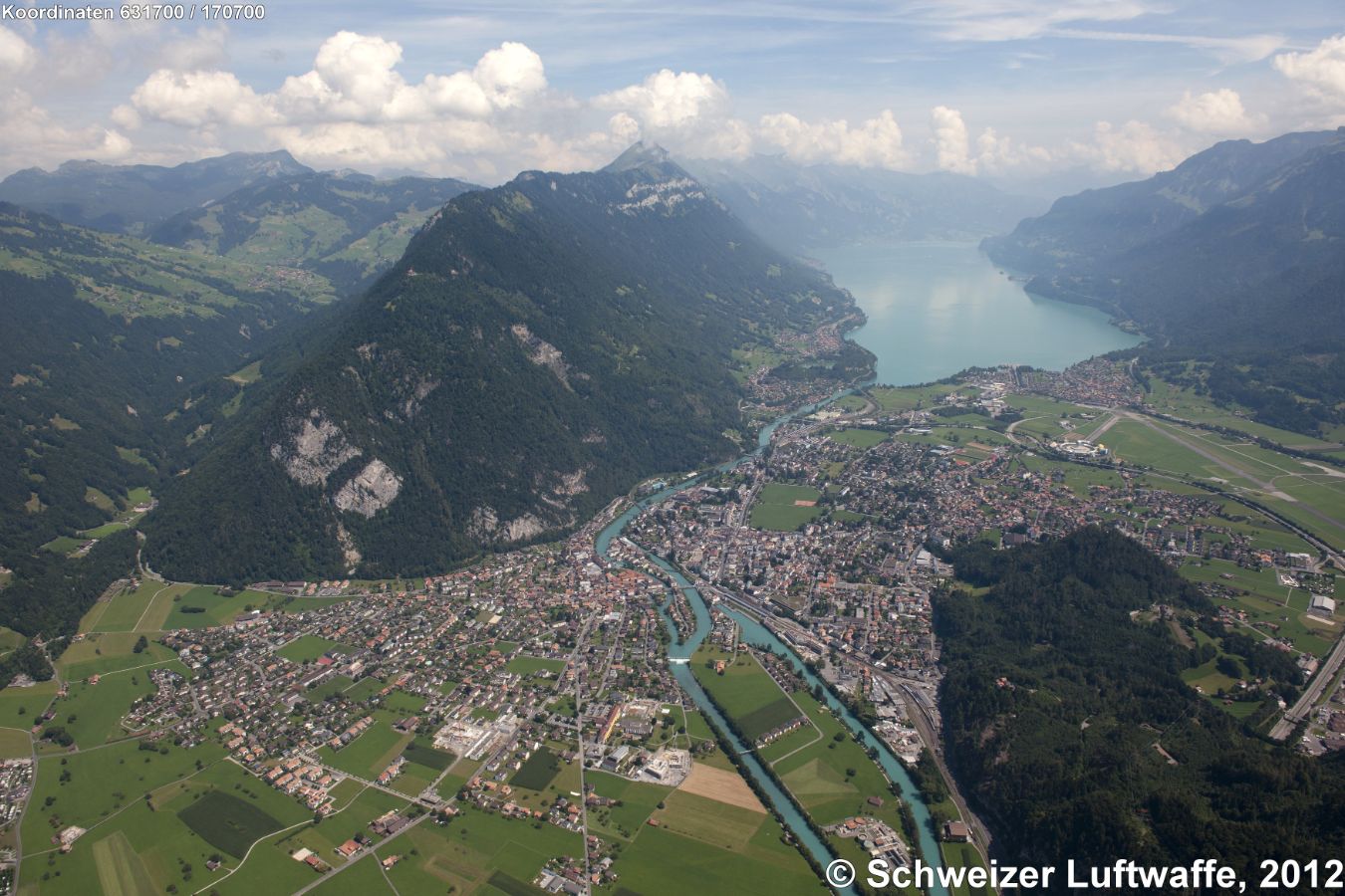 Interlaken mit Blick Richtung Brienzersee. Hügelzug 'Hindere Harder' mit Harderkulm (1322 m.ü.M.) Siedlung links oben: Habkern. Rechts vor dem Brienzersee: Bönigen; links am Brienzersee: Ringgenberg. Im Vordergrund: Aare (mit Wehr) und Aare-Schifffahrtskanal. Dorfteil rechts im Bild: Matten.